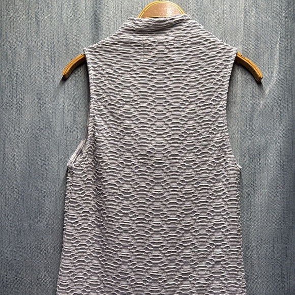 Deletta Textured Gray and Cream sleeveless blouse size medium - Picture 8 of 9